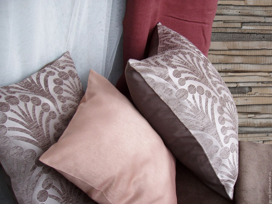 Подушки диванные серые