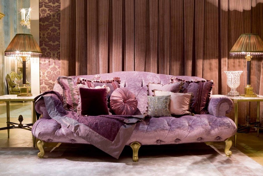 Бежевый диван с фиолетовыми подушками