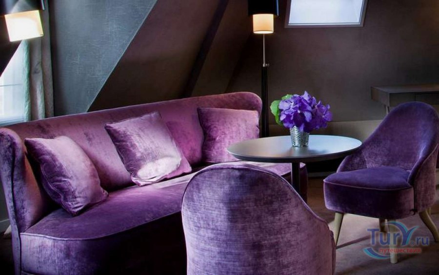 Сиреневая спальня с темной мебелью