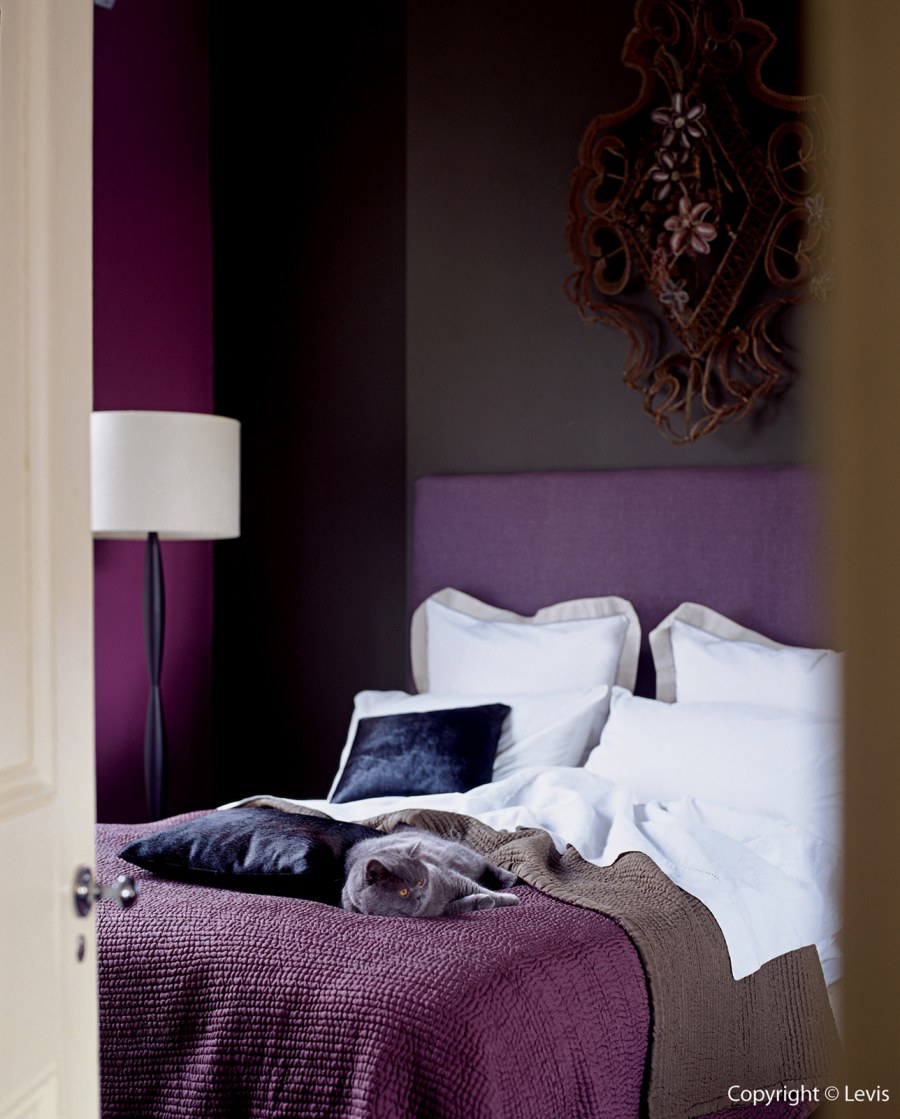 Диван в баклажановом цвете в интерьере