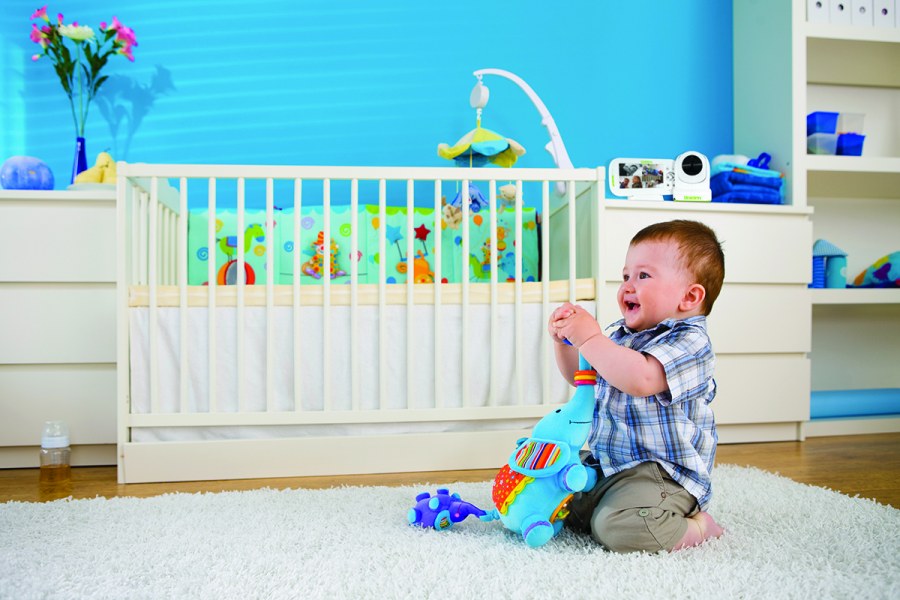 Ребёнок играющий в комнате