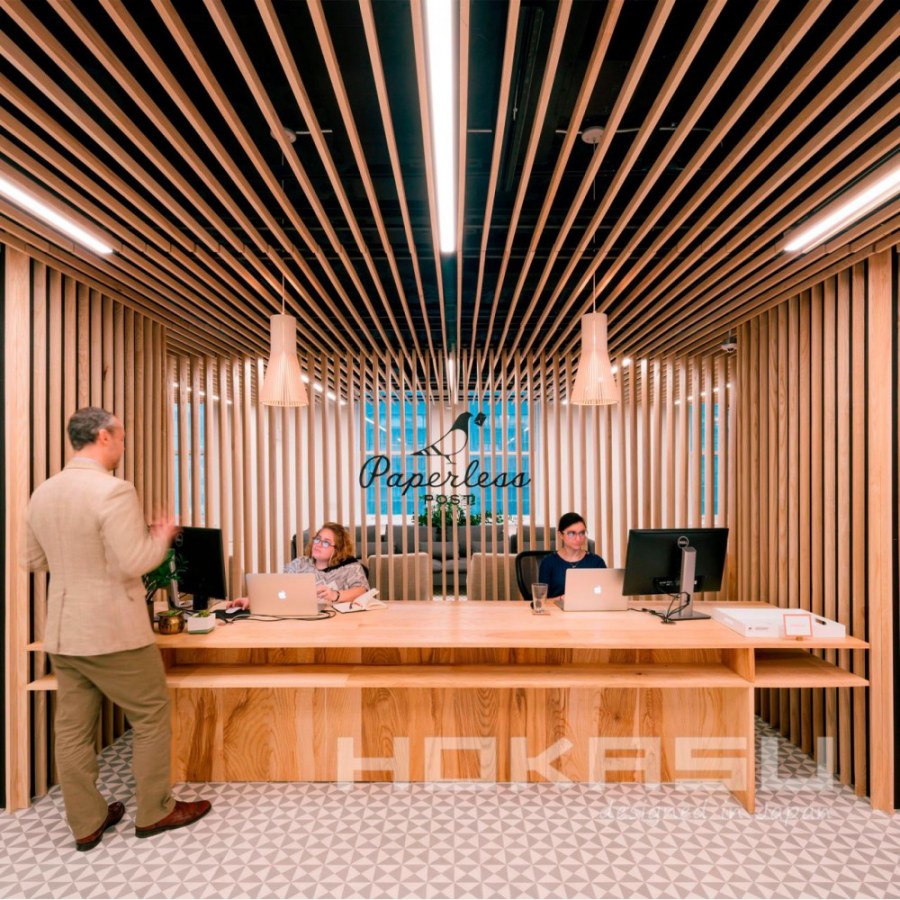 Отделка потолка деревянными рейками