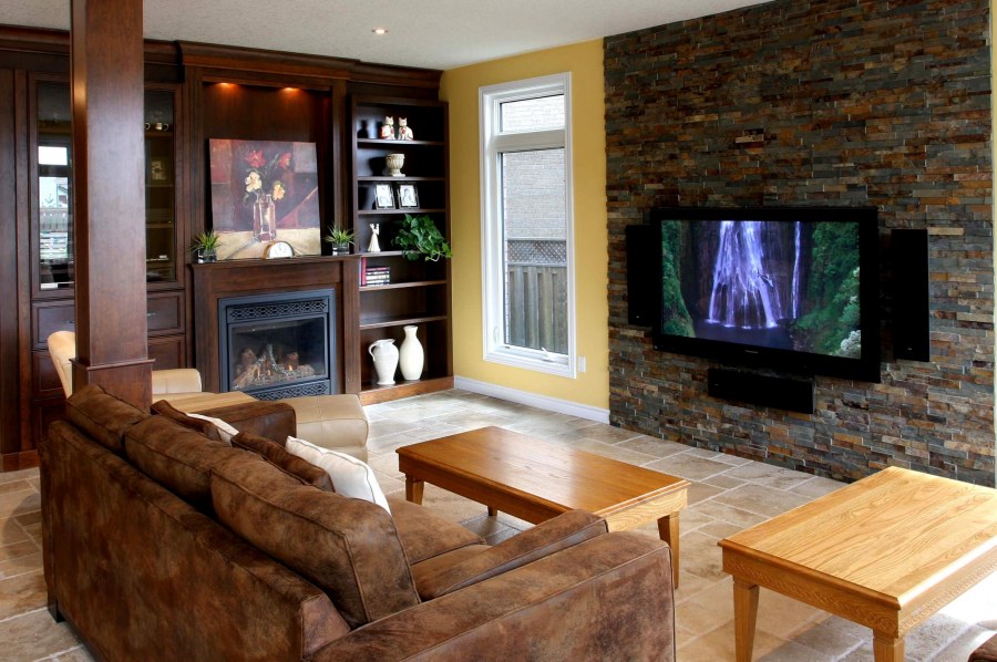 Натуральный камень в гостиной