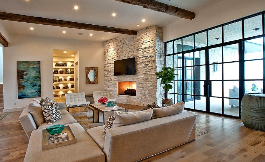 Гостиная с камнем