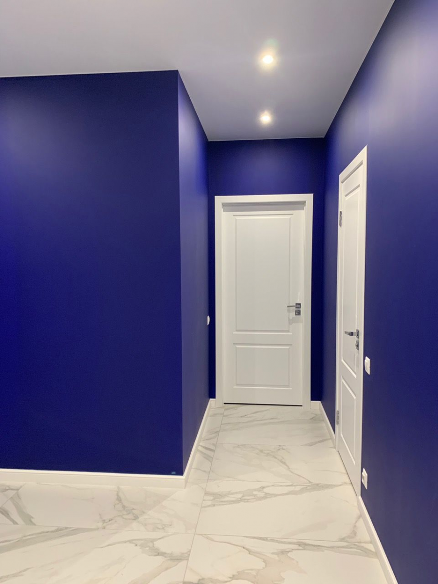 Синие стены в коридоре