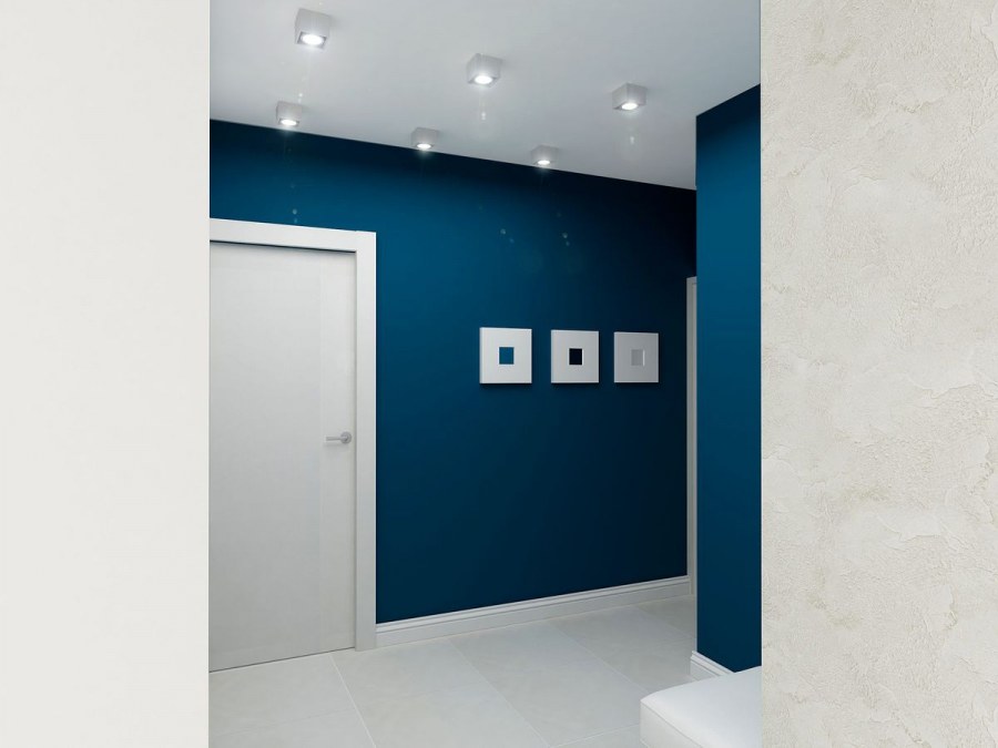 Синие стены в коридоре