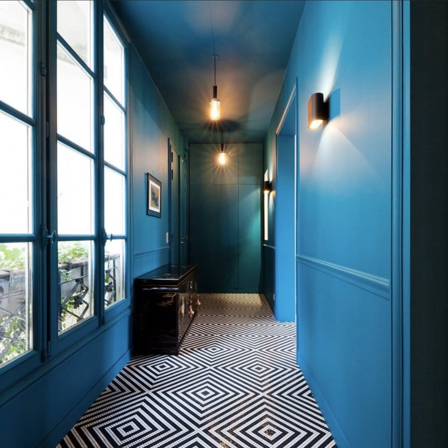 Голубые стены в коридоре