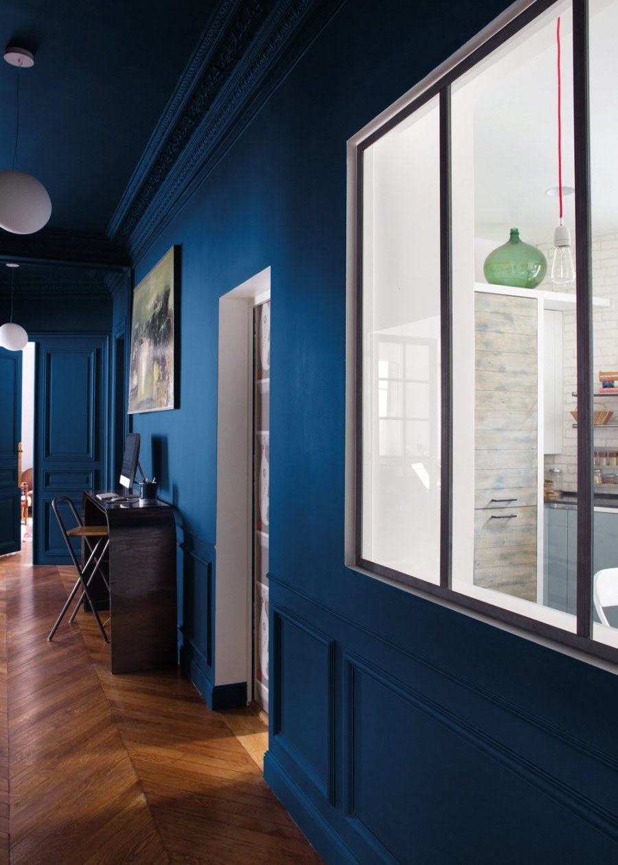 Синие стены на балконе