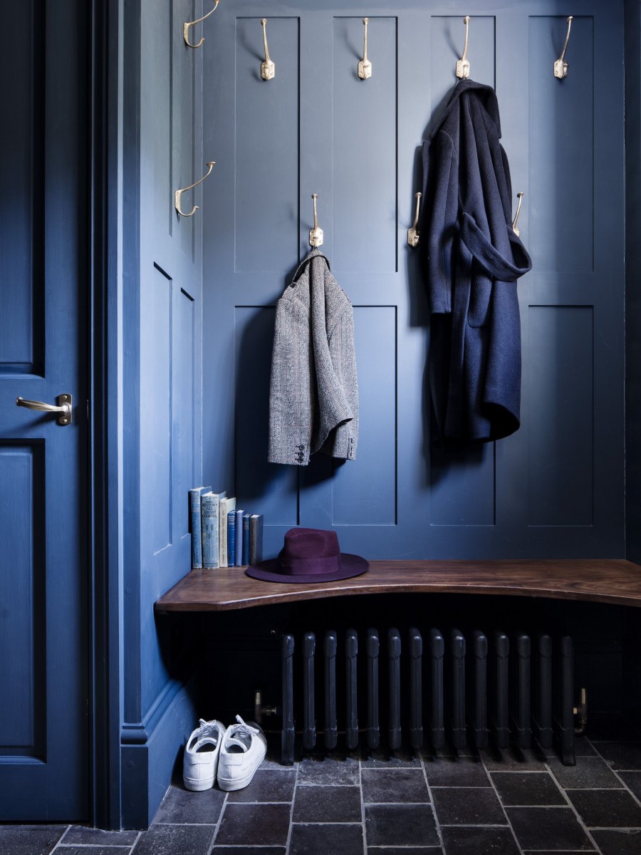 Синие стены в прихожей