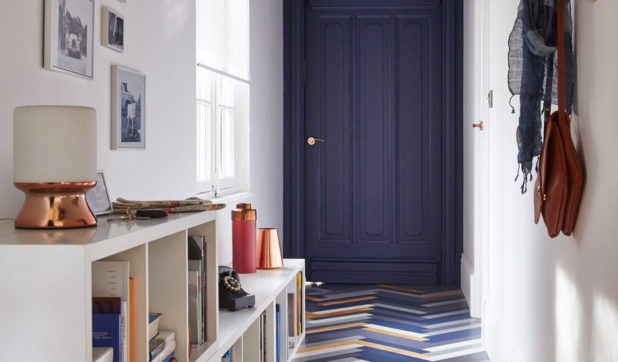 Синие обои в коридоре