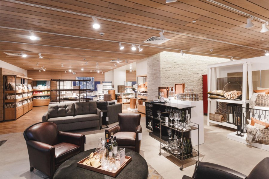 Зона педикюра в салоне красоты