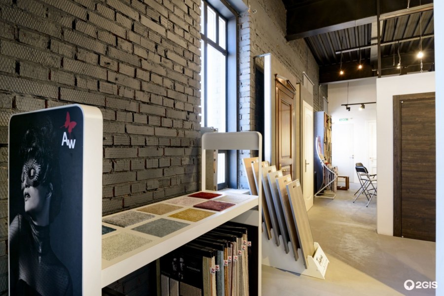 Люстры в интерьере салона