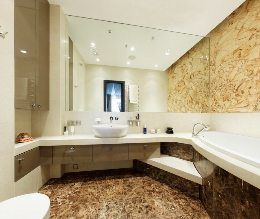 Ванная комната с большой столешницей