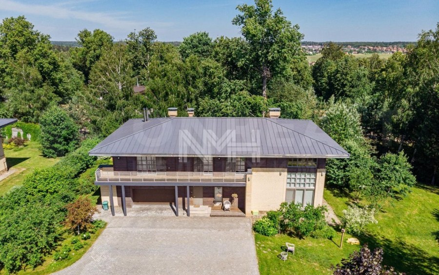 Коттеджи в деревне с красного кирпича