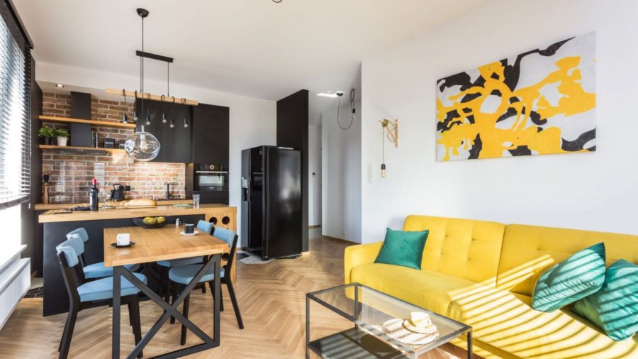 Кухня в стиле лофт с желтыми акцентами