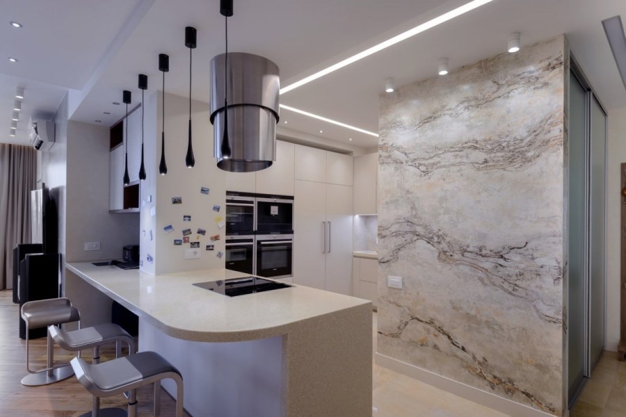 Венецианская штукатурка на кухне под мрамор