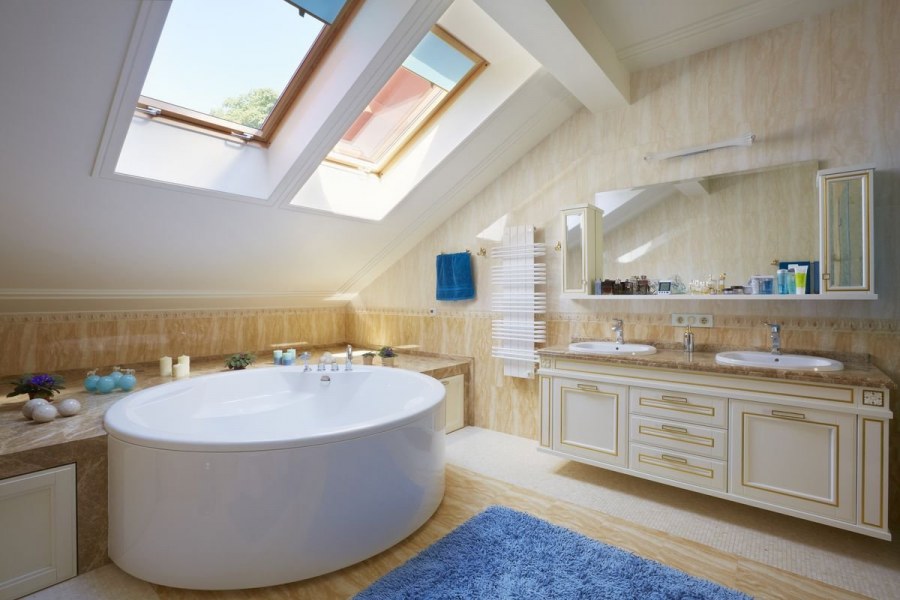 Уютная ванная в деревянном доме