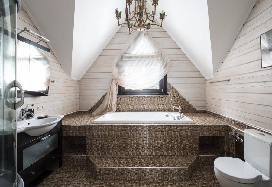 Интерьер ванной комнаты в загородном доме