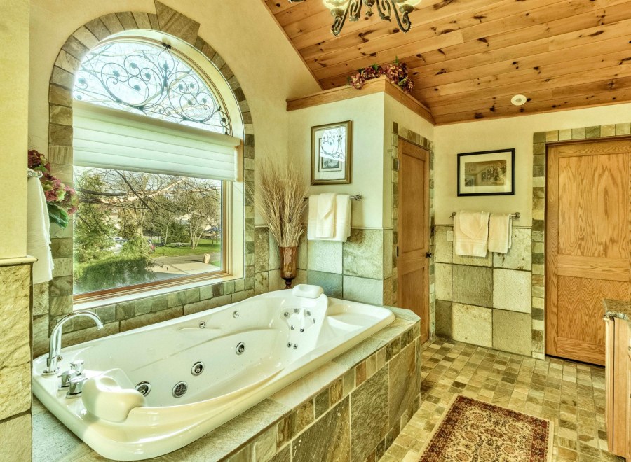 Ваееая в деревянном доме