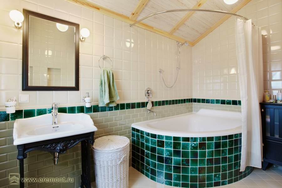 Ванная с мансардным окном