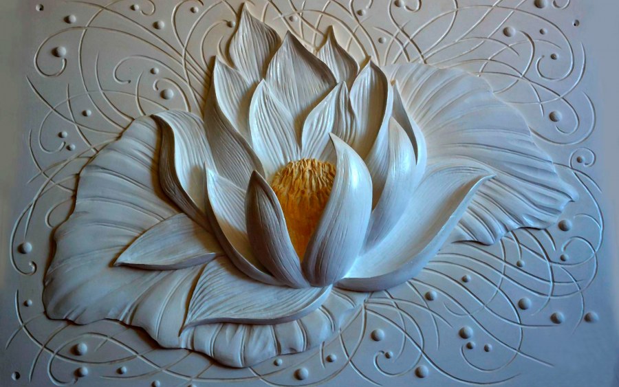 Барельеф цветы на стене