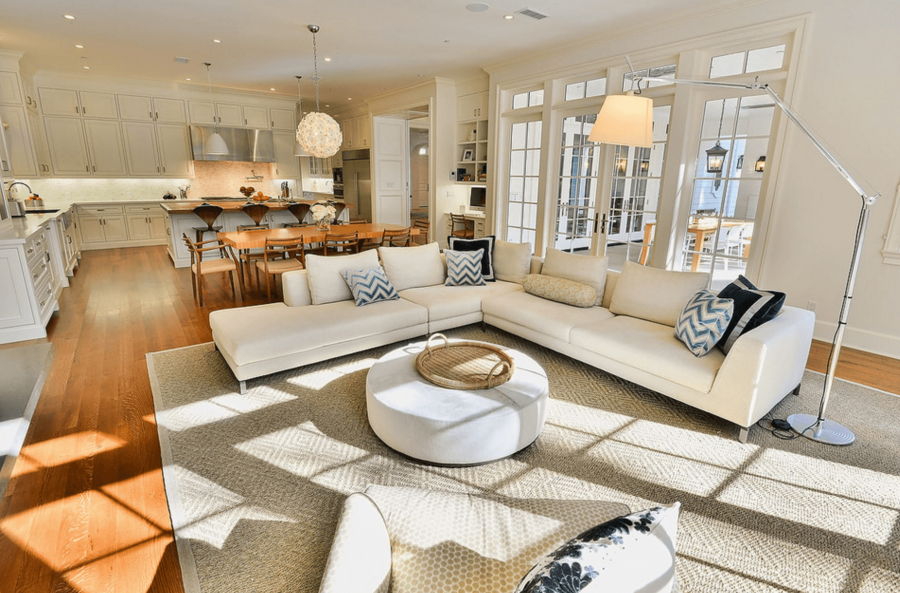 Интерьер просторной гостиной