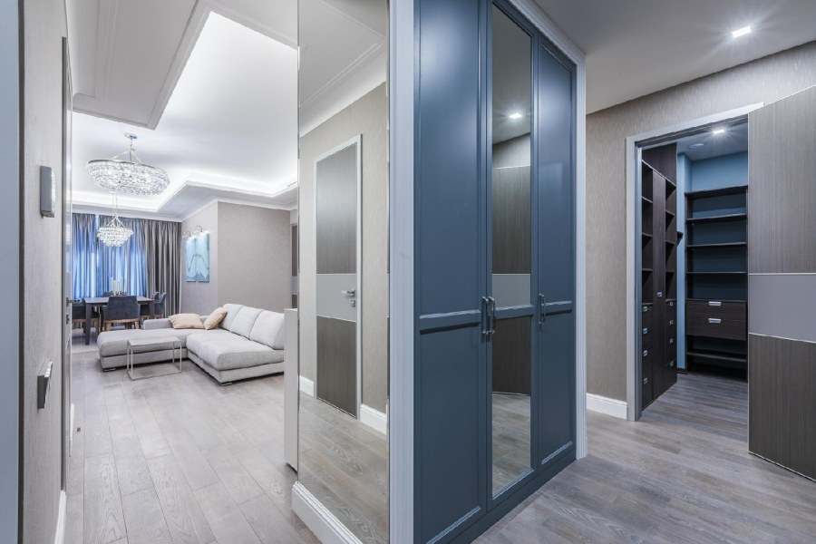 Бело серая кухня гостиная