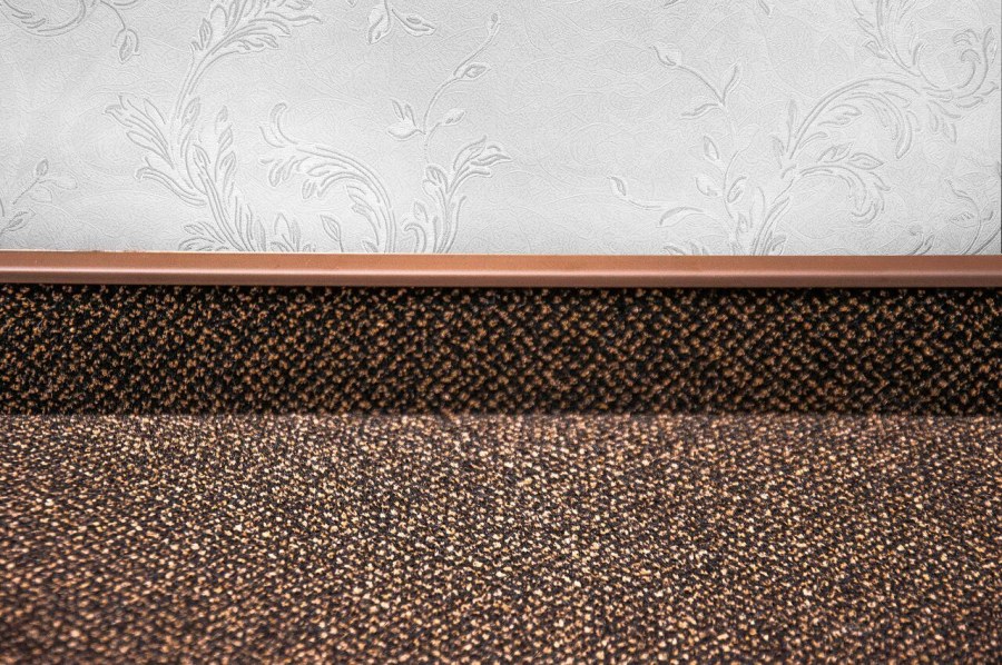 Плинтус для ковролина Korner listwa 105 "темно- коричневый" 2,5м (20шт.коробка)