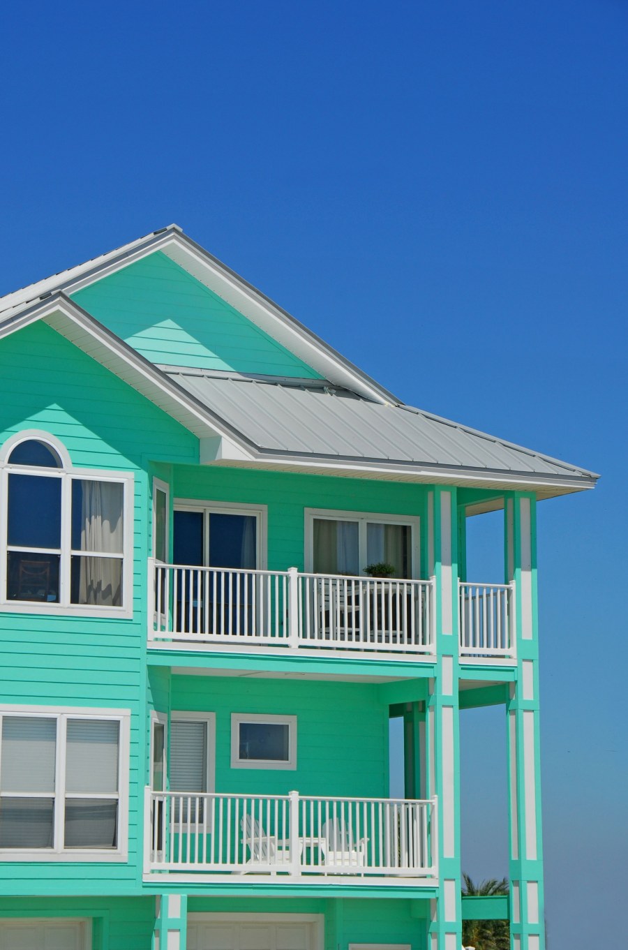Фасад дома бирюзового цвета