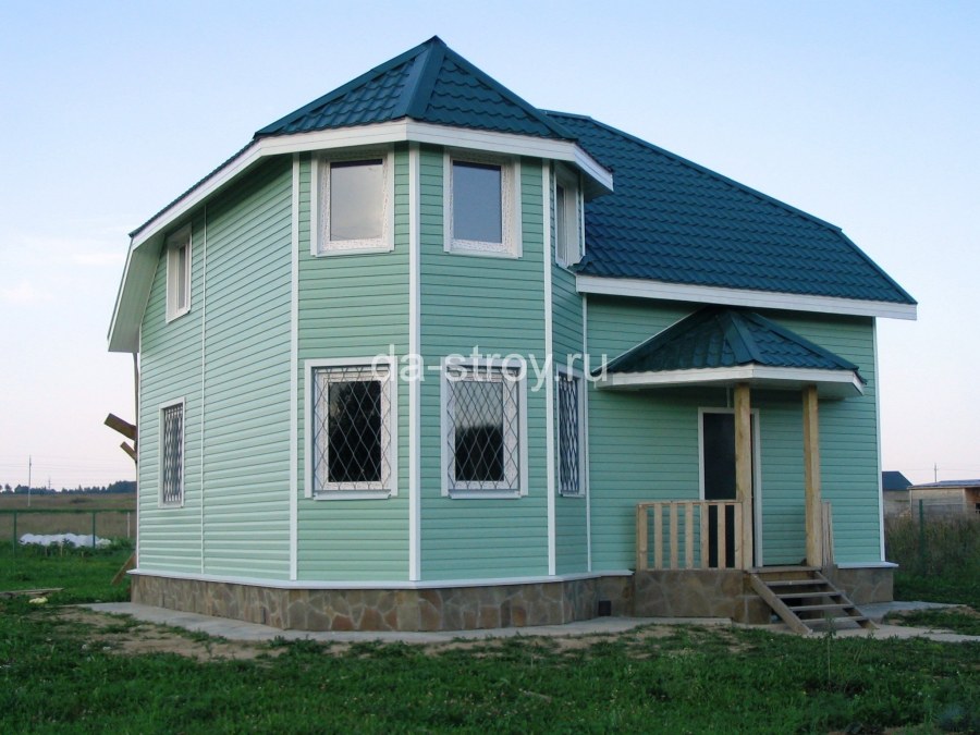 Голубой дом с зеленой крышей