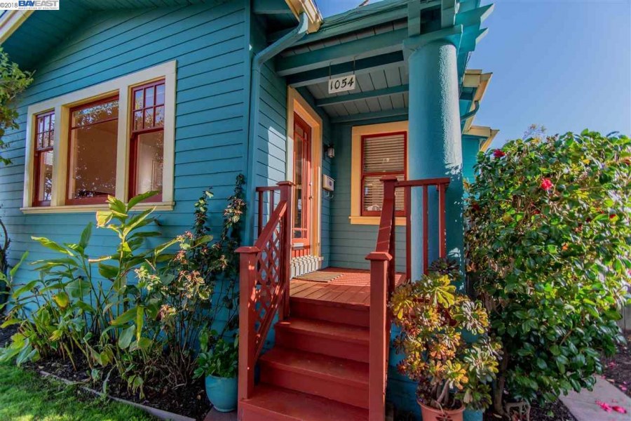 Деревянный дом бирюзового цвета