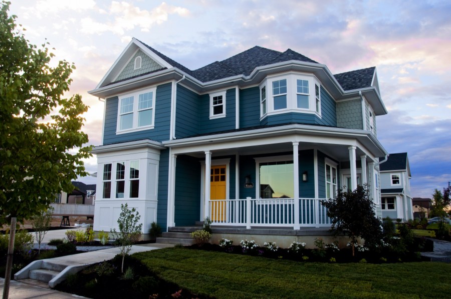 Фасады домов бирюзового цвета