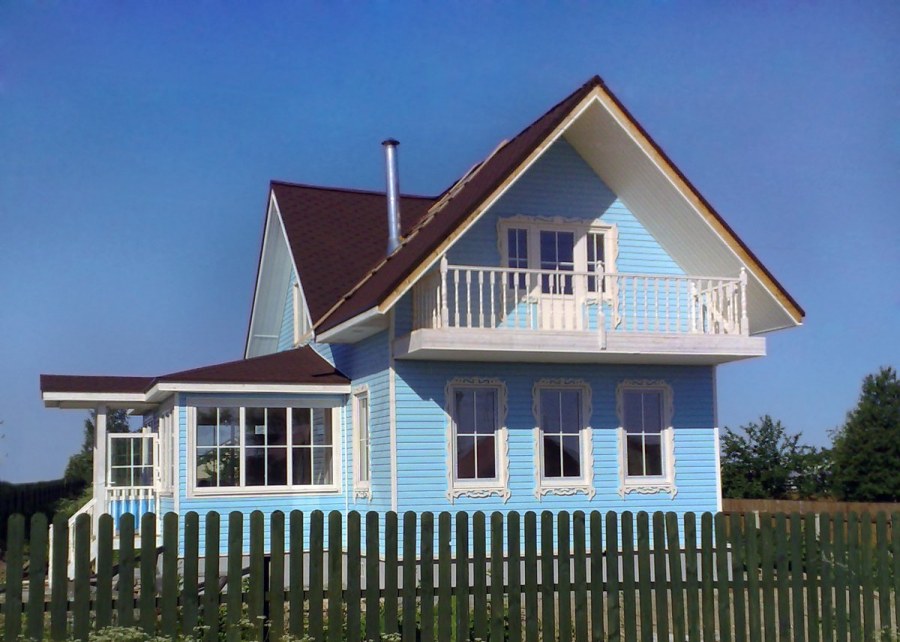 Деревянный дом с синей крышей