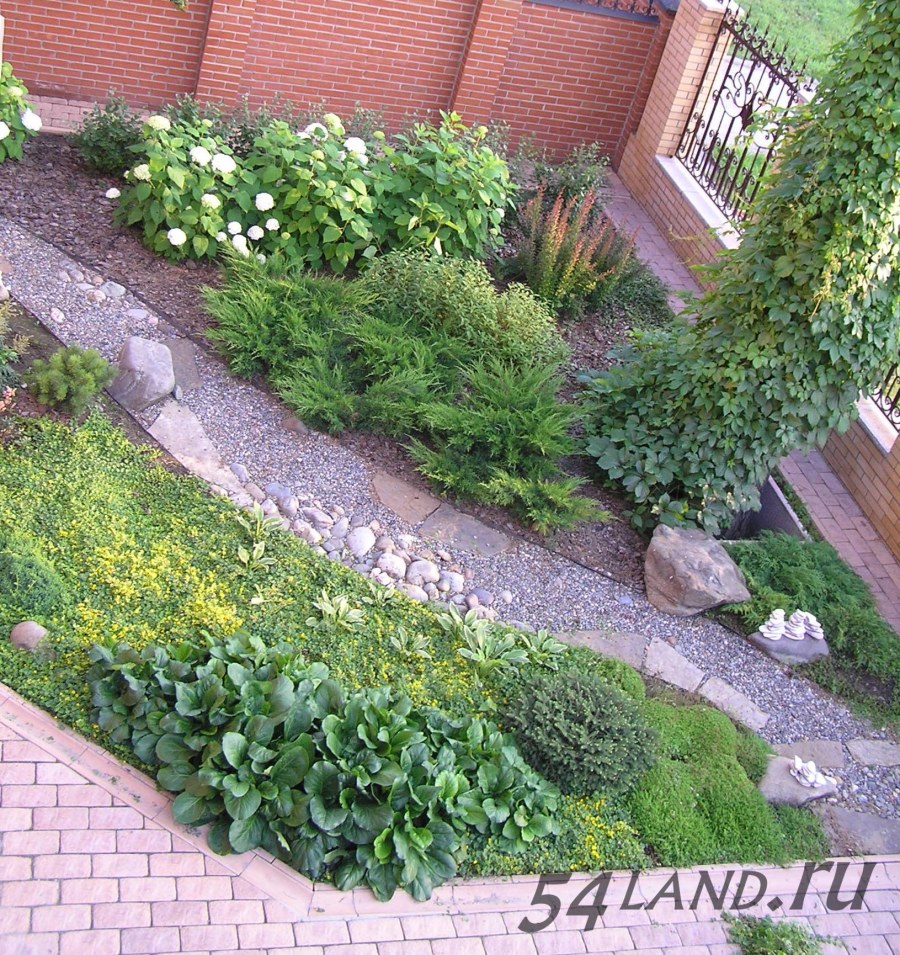 Угловая клумба дорожки