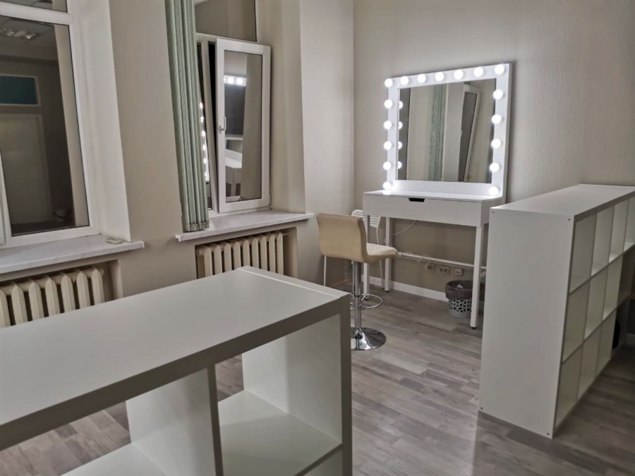 Гримерное зеркало с комодом