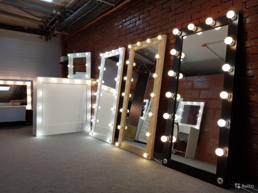 Маникюрный столик с зеркалом с подсветкой