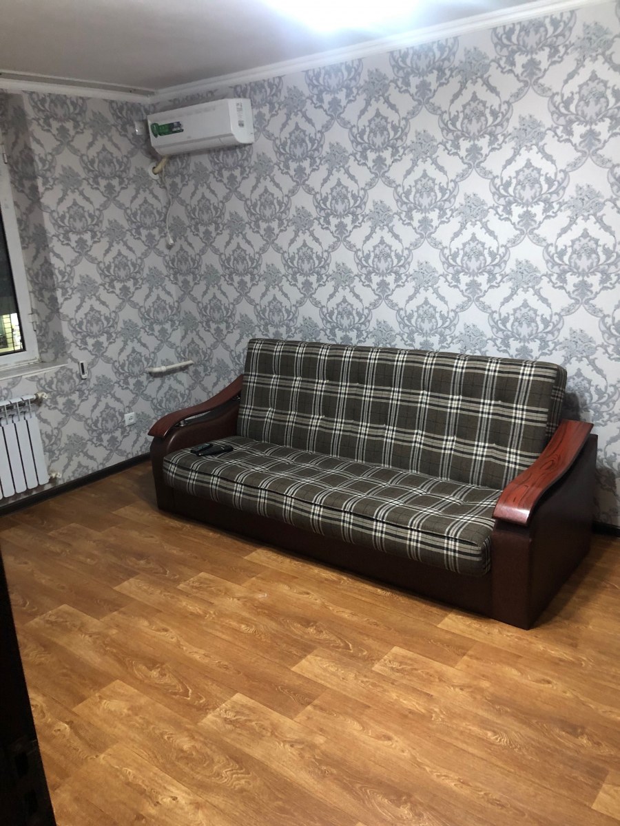 Стеллаж в однокомнатной квартире