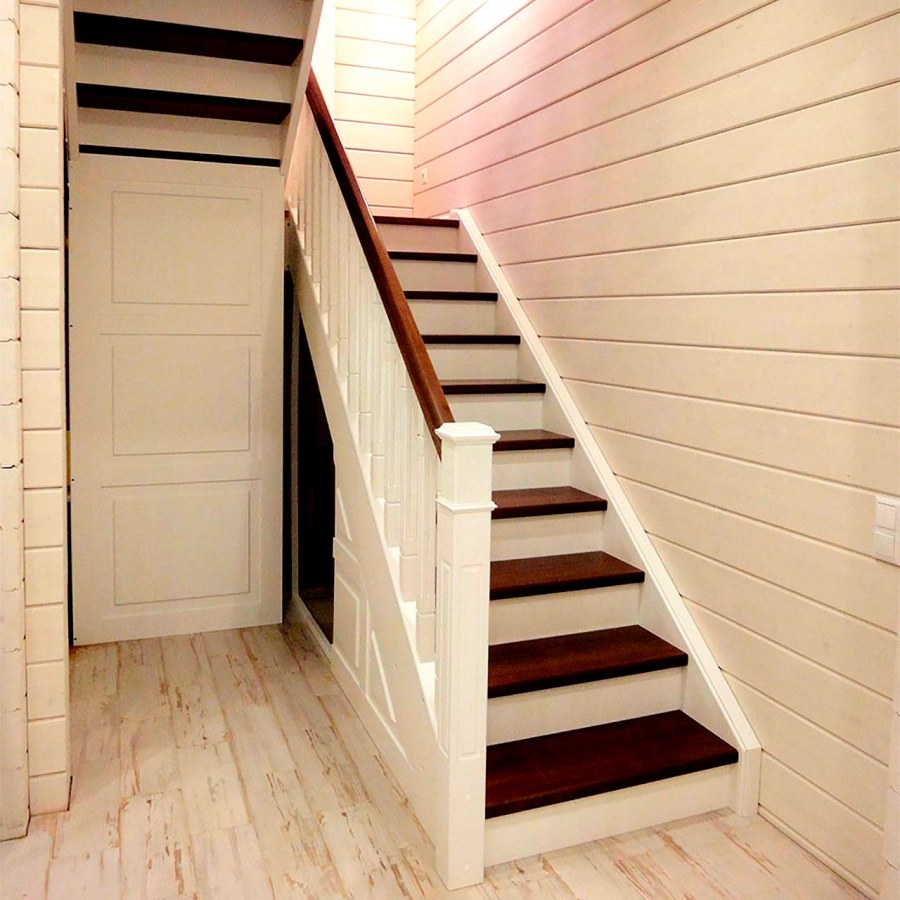 Двухмаршевая лестница с кладовкой
