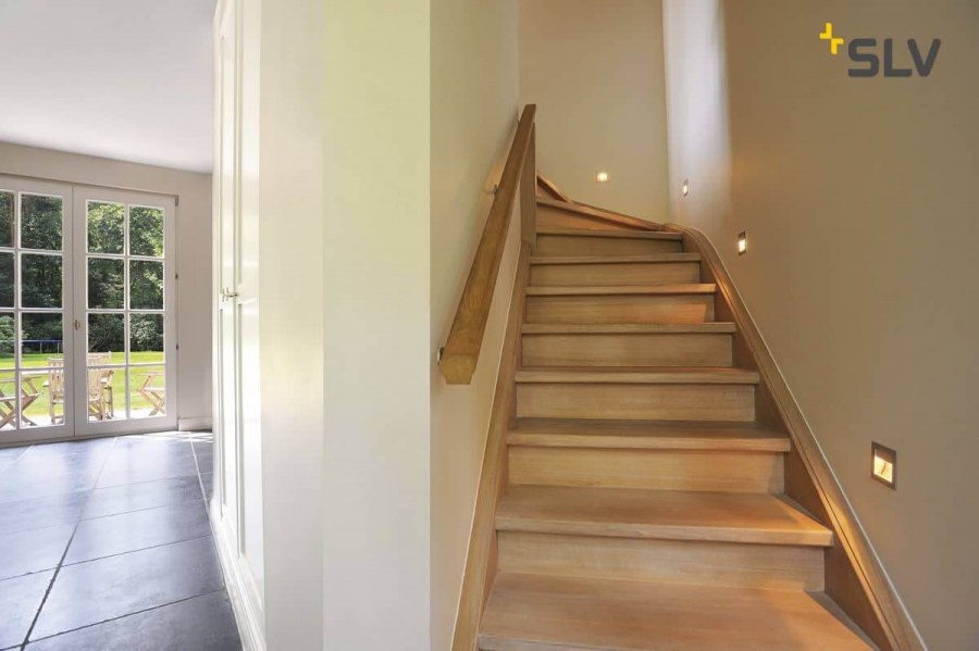 Лестница между стенами