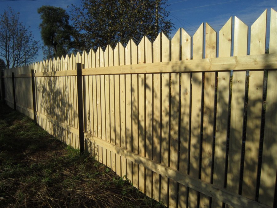 Забор из штакетника деревянного