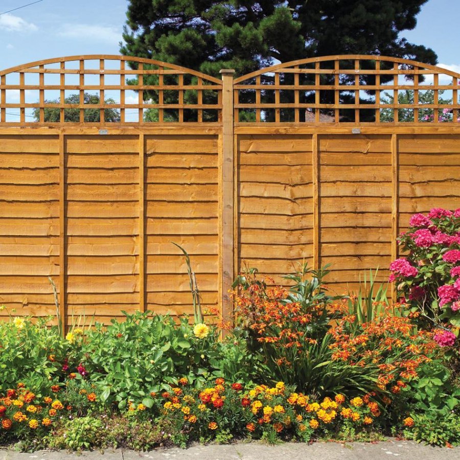 Низкий деревянный забор