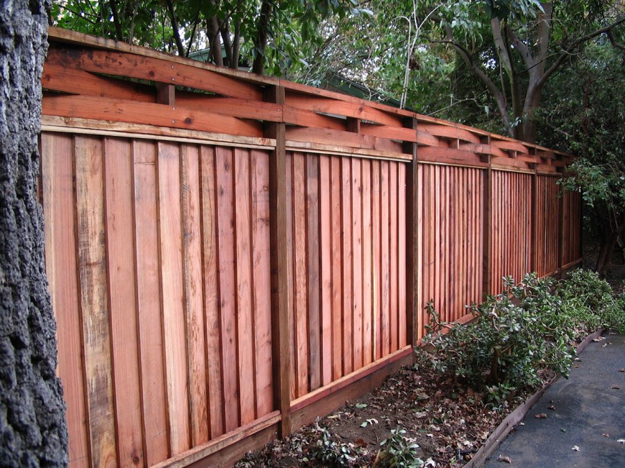 Забор из горбыля горизонтальный