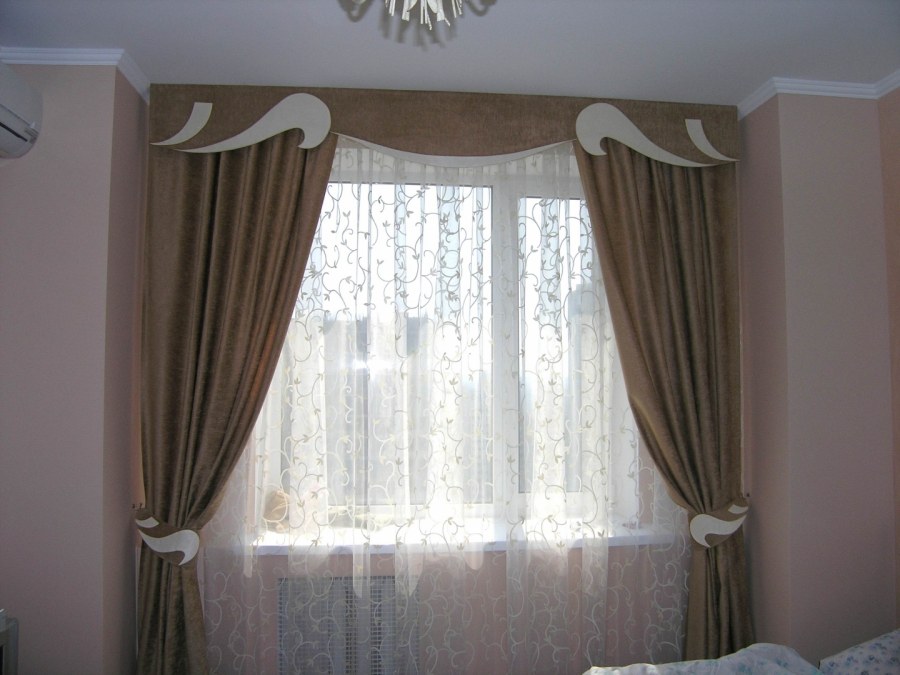 Шторы в спальню с ламбрекеном на потолочном карнизе