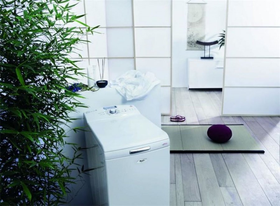 Машинка с вертикальной загрузкой в ванной