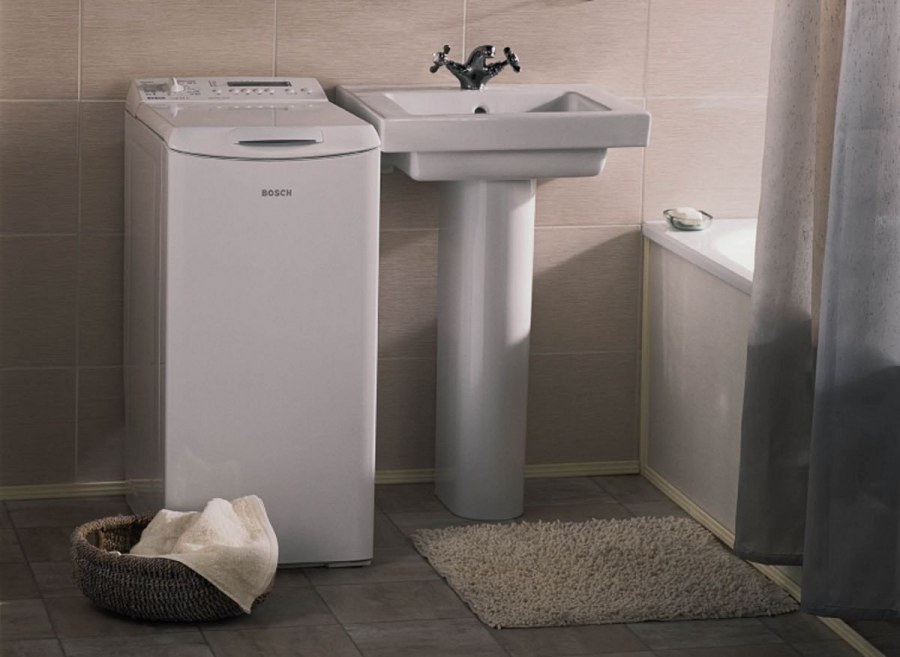 Стиралка с вертикальной загрузкой в ванной