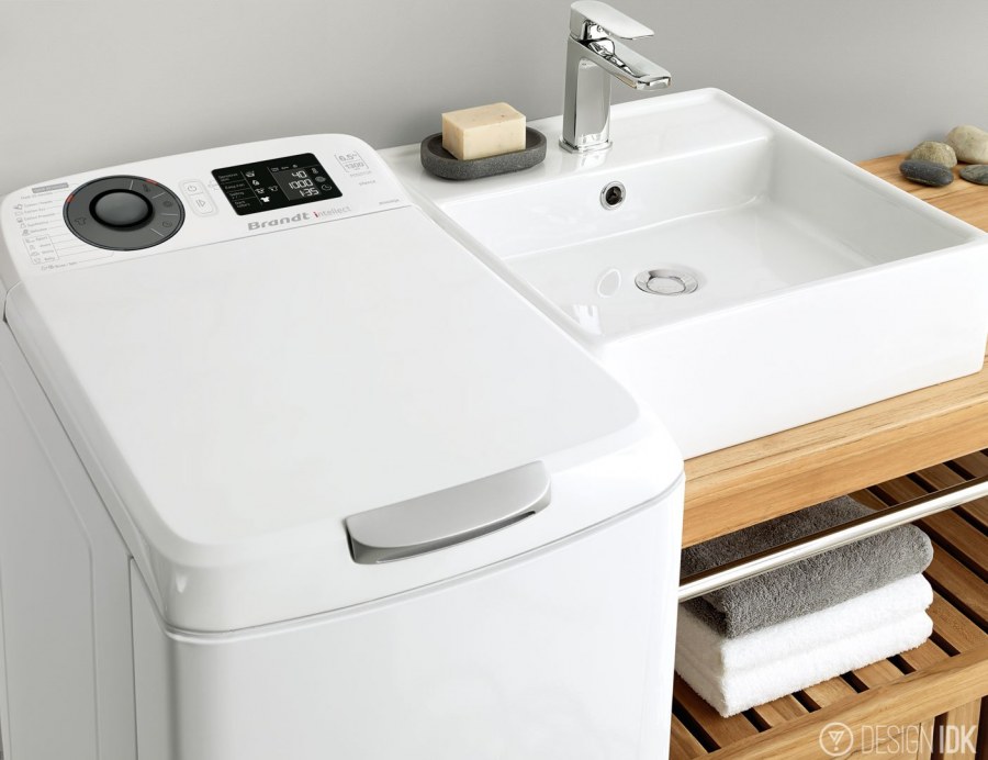 Машинка с вертикальной загрузкой в ванной