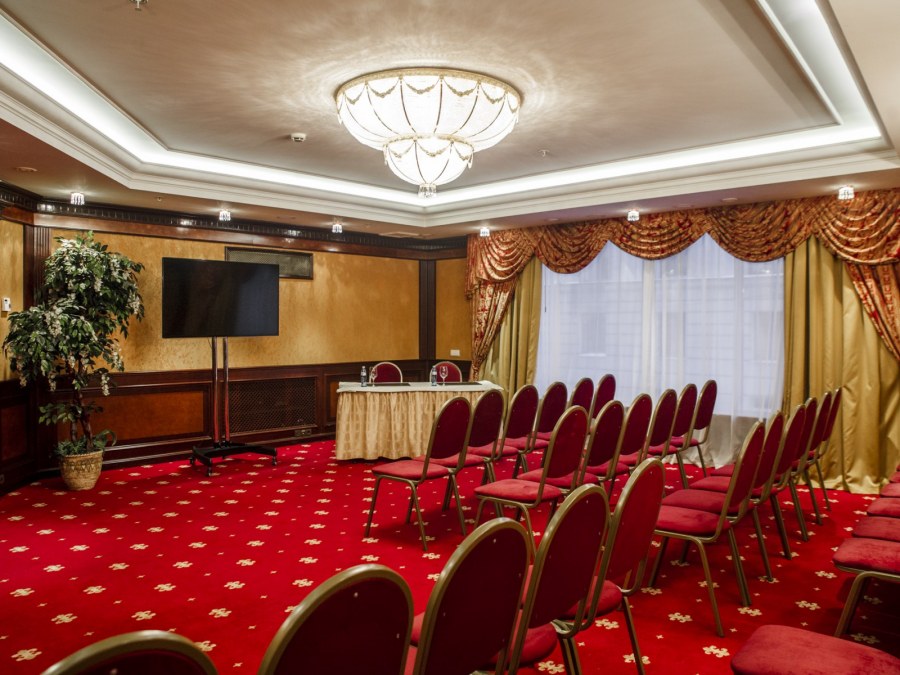 Эмеральд отель зал