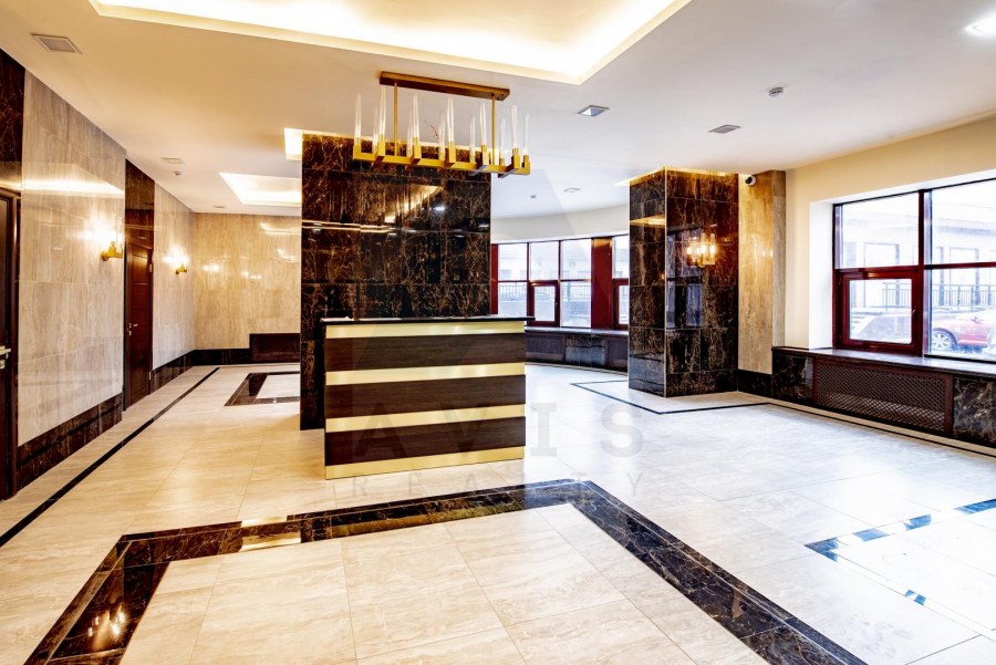 Интерьер гостиной в современном стиле в светлых тонах с серым