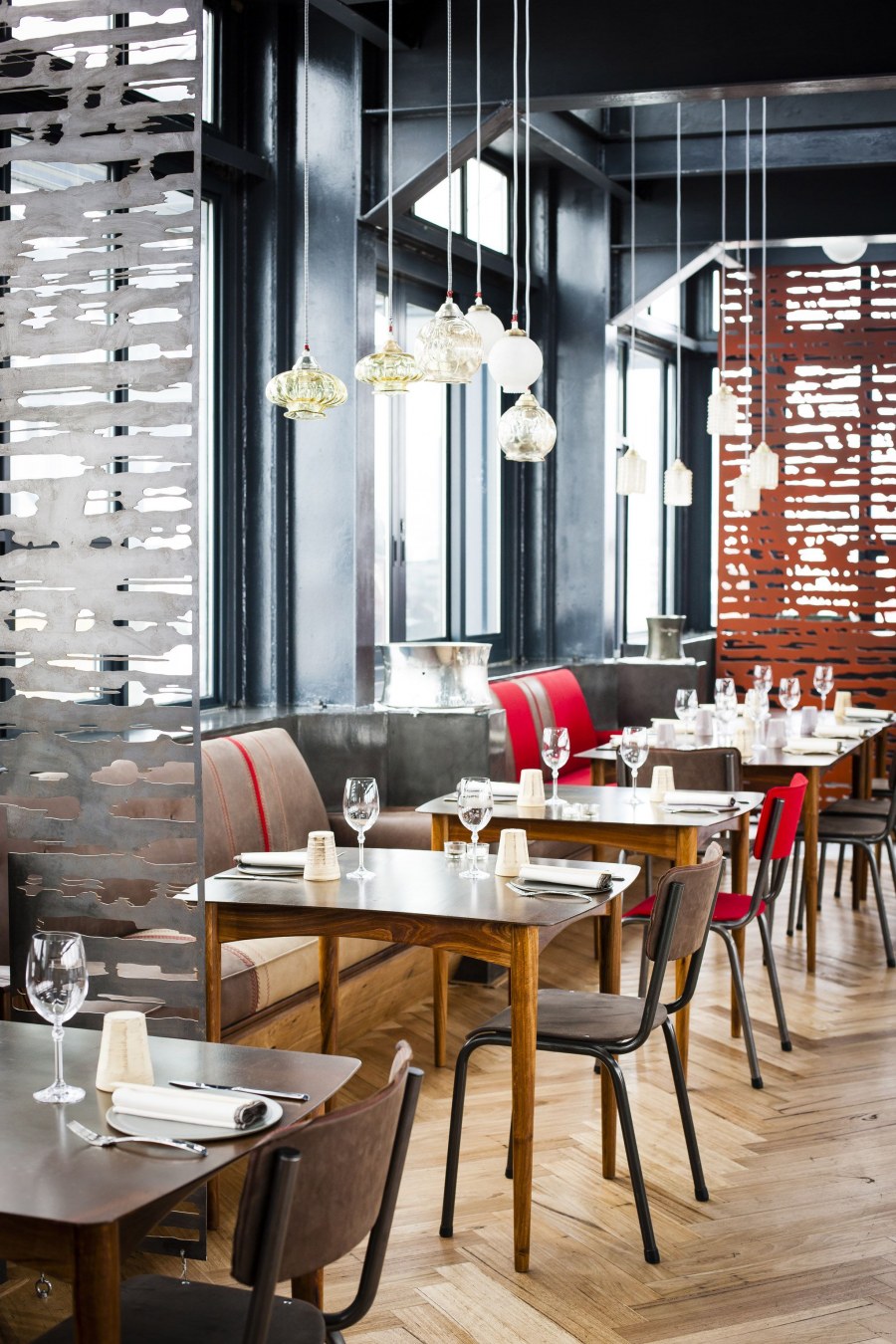 Зеркала в интерьере кафе