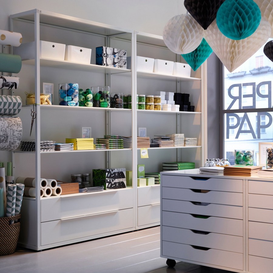 Стеллажи икеа в интерьере магазина